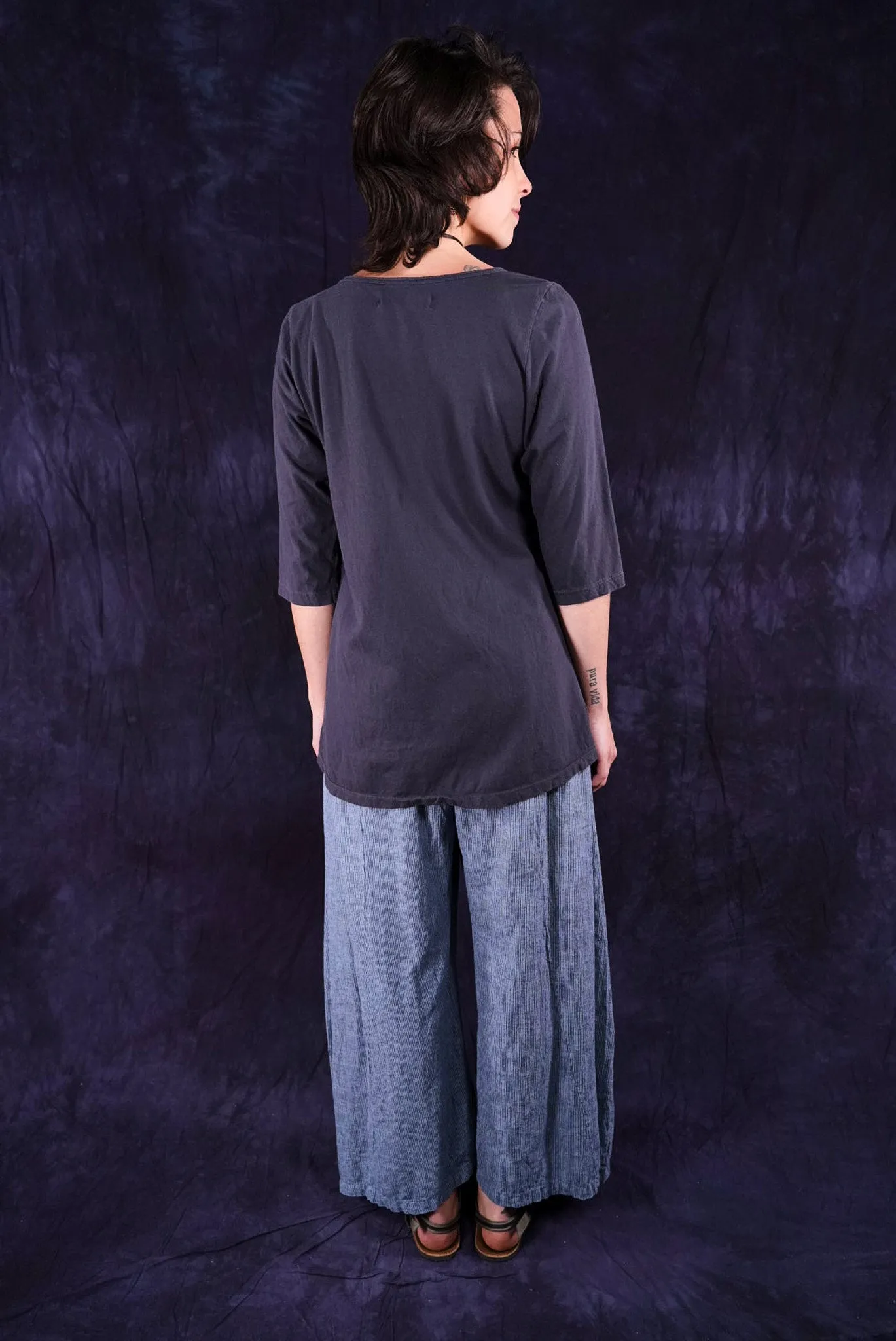 1582 Simple Tee Black Sand-P