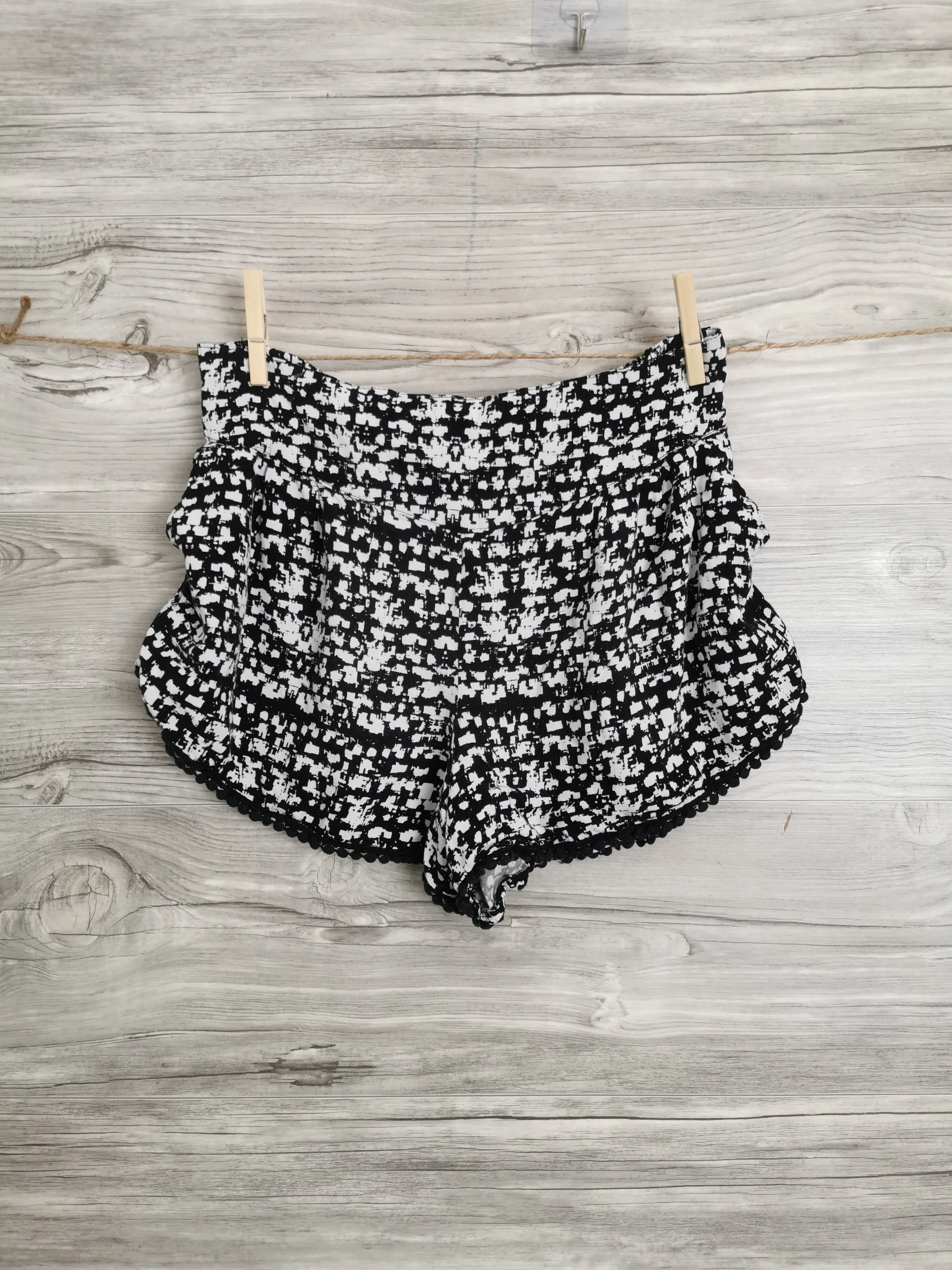 GIRL SIZE LARGE (12/14 YEARS) or WOMENS SIZE (SMALL/MEDIUM) - XHILARATION Soft Bohemian Style Shorts EUC B8