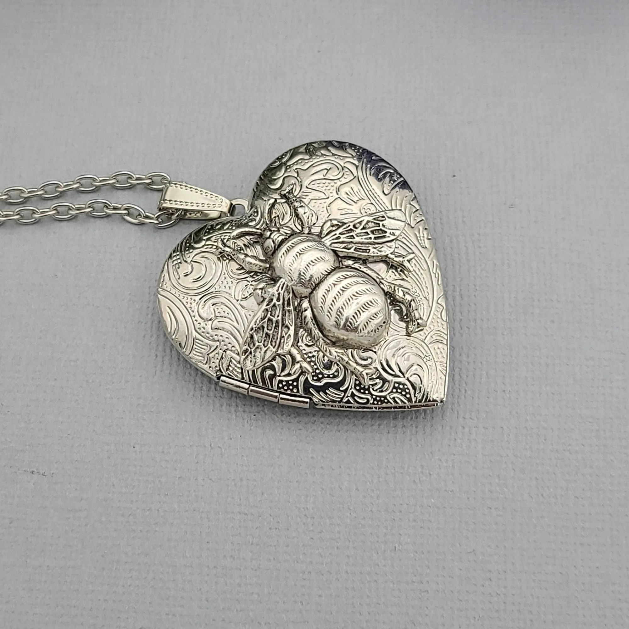 Heart Silver Bee Keepsake Photo Locket Vintage Jewelry Gift for Her Locket Necklace .