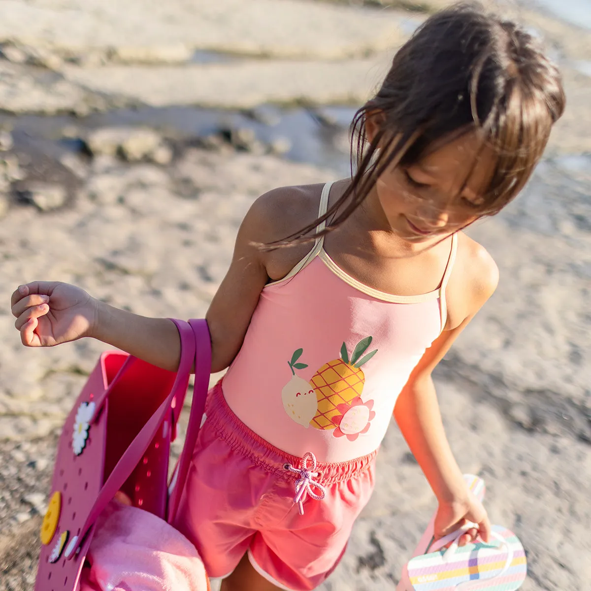 Short de bain rose en microfibre au look sportif, enfant || Pink microfibre swim shorts with sporty look, child
