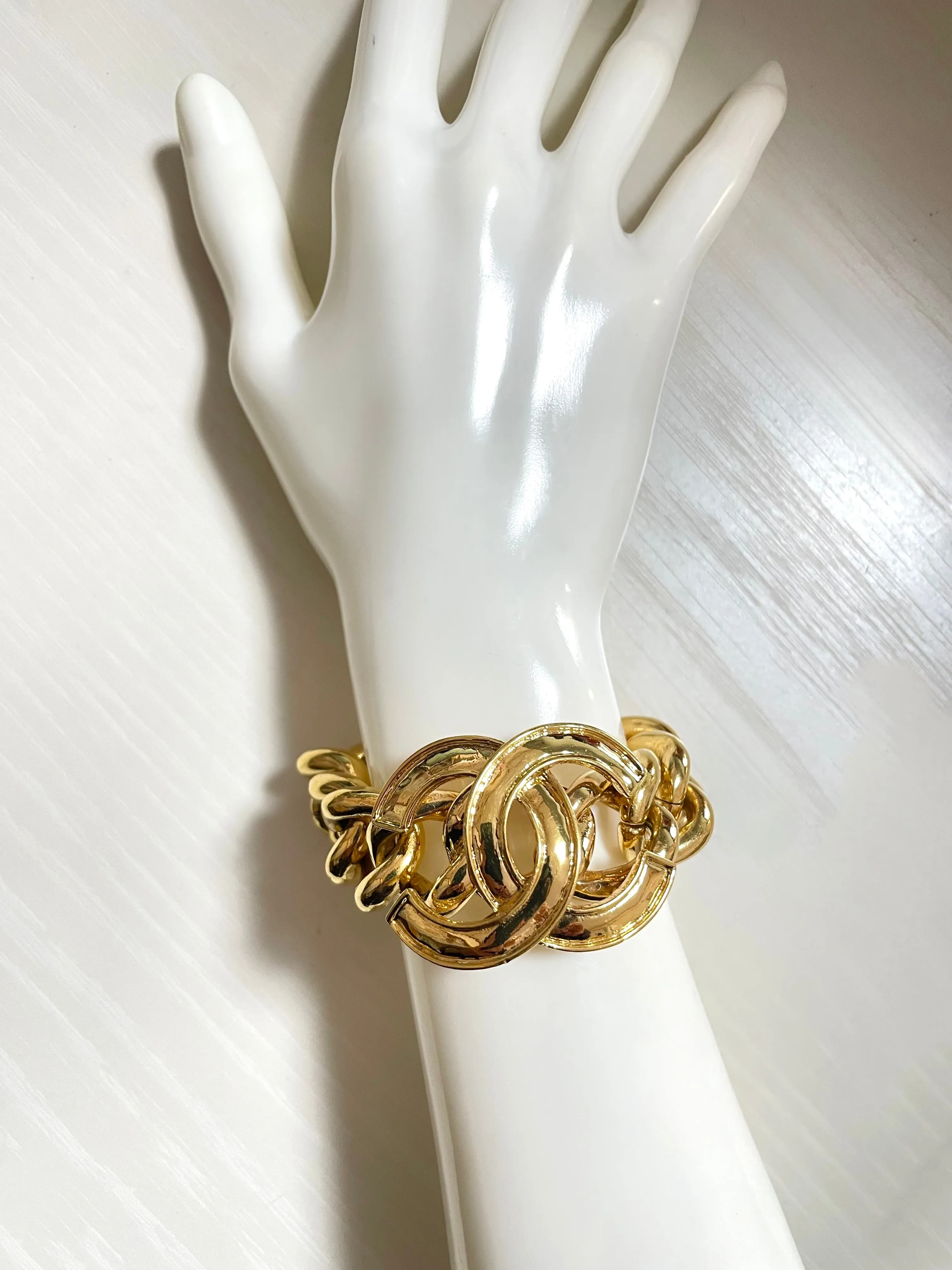 Vintage Chanel chain bracelet with large CC mark. Must have gorgeous jewelry. 061217ac4