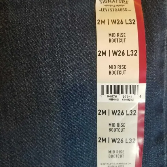 🤩Women Shaping jean Sz 2M W26 Signature by Levi Strauss Mid Rise Bootcut Blue🤩